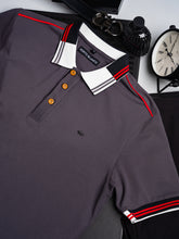 Load image into Gallery viewer, Polo Porto Blanco color Gris Oxford con detalles color Blanco y Rojo | PLE-2447