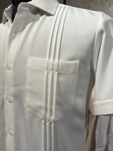 Load image into Gallery viewer, Guayamisa Clásica de Hombre con Dos Bolsillos y Pliegues | M-2023