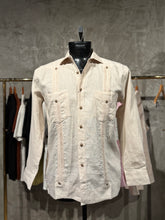 Load image into Gallery viewer, Guayabera de Hombre en Lino 100% con Dos Bolsillos y Costura en Contraste | MF-9512