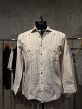 Load image into Gallery viewer, Guayabera de Hombre en Lino 100% con Dos Bolsillos y Costura en Contraste | MF-9512