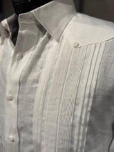 Load image into Gallery viewer, Guayamisa Formal de Hombre en Lino 100% de Manga Larga con Pliegues y Puños Franceses | M-5432