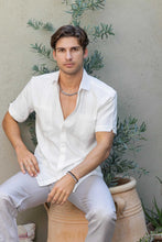 Load image into Gallery viewer, Guayamisa Clásica de Hombre con Dos Bolsillos y Pliegues | M-2023