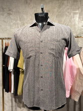 Load image into Gallery viewer, Guayamisa Clásica de Hombre con Dos Bolsillos y Pliegues | M-2023
