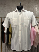 Load image into Gallery viewer, Guayamisa Clásica de Hombre con Dos Bolsillos y Pliegues | M-2023
