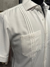 Load image into Gallery viewer, Guayamisa Clásica de Hombre con Dos Bolsillos y Pliegues | M-2023
