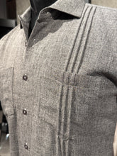 Load image into Gallery viewer, Guayamisa Clásica de Hombre con Dos Bolsillos y Pliegues | M-2023
