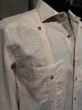 Load image into Gallery viewer, Guayabera de Hombre en Lino 100% con Dos Bolsillos y Costura en Contraste | MF-9512
