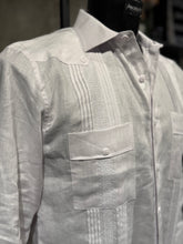 Load image into Gallery viewer, Guayabera Elegante de Hombre en Lino 100% con Dos Bolsillos y Pliegues Integrados | MF-9510
