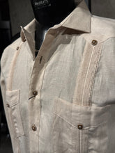Load image into Gallery viewer, Guayabera de Hombre en Lino 100% con Dos Bolsillos y Costura en Contraste | MF-9512
