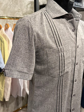 Load image into Gallery viewer, Guayamisa Clásica de Hombre con Dos Bolsillos y Pliegues | M-2023
