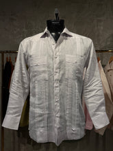 Load image into Gallery viewer, Guayabera Elegante de Hombre en Lino 100% con Dos Bolsillos y Pliegues Integrados | MF-9510
