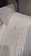 Load and play video in Gallery viewer, Guayamisa Formal de Hombre en Lino 100% de Manga Larga con Pliegues y Puños Franceses | M-5432
