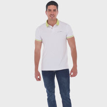 Load and play video in Gallery viewer, Polo Porto Blanco Para Caballero Color Blanco Con Cuello Verde | PLE-2224
