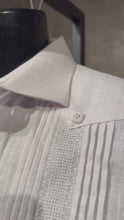 Load and play video in Gallery viewer, Guayabera Elegante de Hombre en Lino 100% con Dos Bolsillos y Pliegues Integrados | MF-9510
