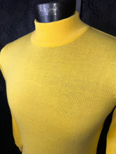 Load image into Gallery viewer, MN01 Yellow Turle Neck
